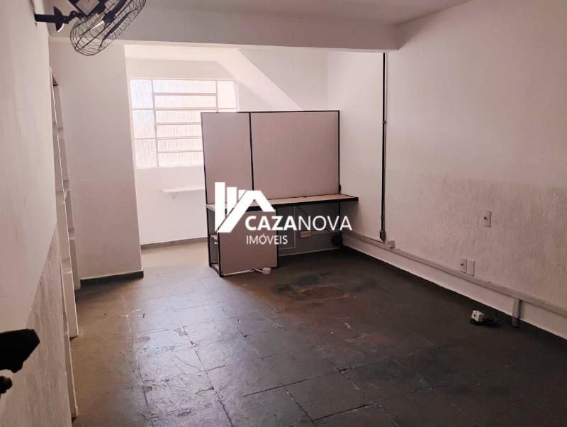 Casa de 04 quartos e 02 vagas em Rua tranquila no Caiçara