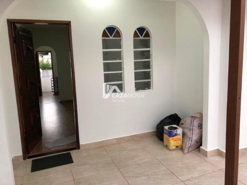Casa reformada de dois níveis no caiçara