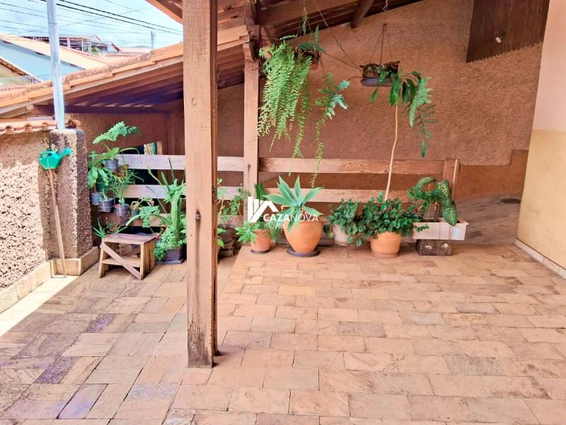 Casa popular de 03 quartos e 04 vagas no Caiçara