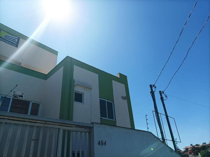 Casa geminada com área privativa em Contagem